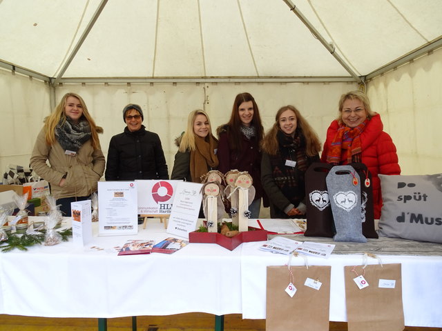 Die Juniorfirmen „GenussReich“ und „Steirerherz“ präsentierten ihre Produkte beim Altstadtmarkt in Hartberg. | Foto: KK