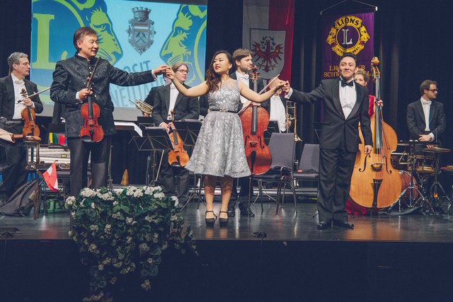 Maestro Lui Chang mit den Solisten Ivan Yesid Benitez Fernandez und Xin Wang | Foto: Foto: Huber