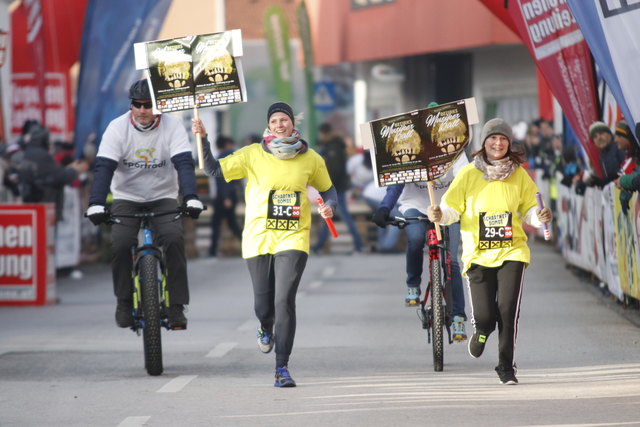 Zwölf Musiker aus Pötting zeigten beim Silvesterlauf in Pötting ihre musikalische Flagge. | Foto: MV Pötting