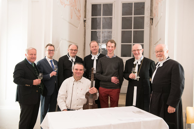 Leopold Windtner (Generaldirektor der Energie AG), Robert Zeitlinger (Bürgermeister St. Florian, ÖVP), Rupert Baumgartner (Obmann Verein „Florianer Freunde der Kunst“), Werner Grad (Stiftspfarrer St. Florian), Michael Kirchweger (Restaurator Viola d’amore), Propst Johann Holzinger (Stift St. Florian), Wilhelm Neuwirth (Emeritierter Propst Stift St. Florian), Gunar Letzbor (sitzend, Barock-Musiker)