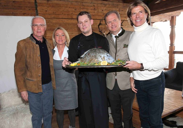 Franz Beckenbauer, Heidi Beckenbauer, Küchenchef Martin Reiter, Hoteldirektor Johannes Mitterer, Hansi Hinterseer (v. li.) | Foto: Hotel Kitzhof Mountain Design Resort