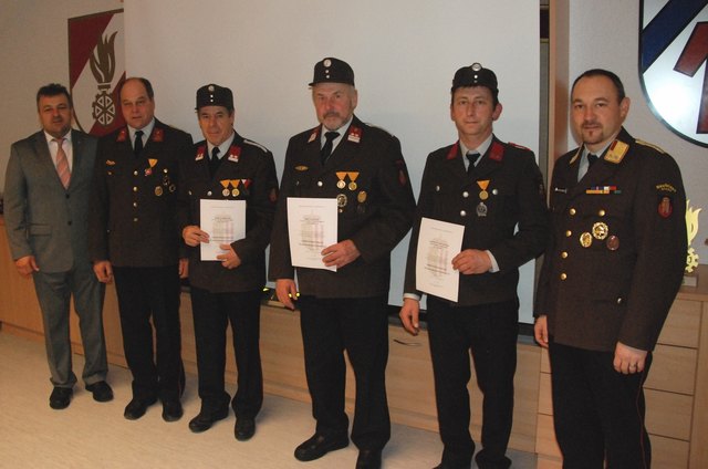 Vizebürgermeister Karl Leitner (links), Kommandant Josef Pusch (2.v.l), Abschnittskommandant Christian Wakolbinger (rechts), sowie die für 25 bzw. 50 - jährige Mitgliedschaft geehrten Kameraden Wolfgang Neulinger (2.v.r), Ernst Luksch (3.v.r) und Karl Mahringer (3.v.l.).