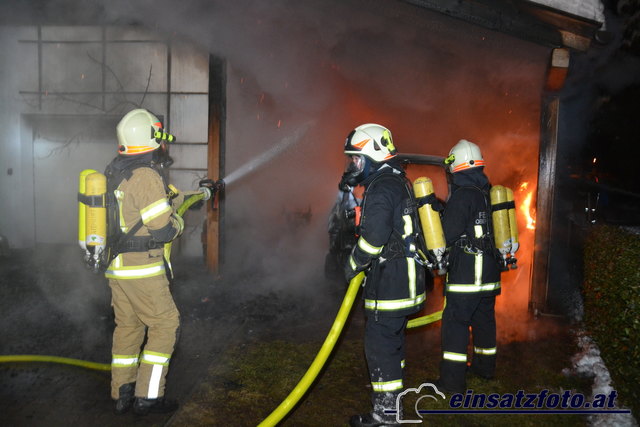 Mehrere Atemschutztrupps standen im Einsatz.