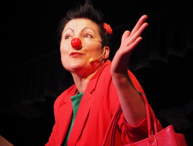 Stephanie Holaus als Clown "Fani".