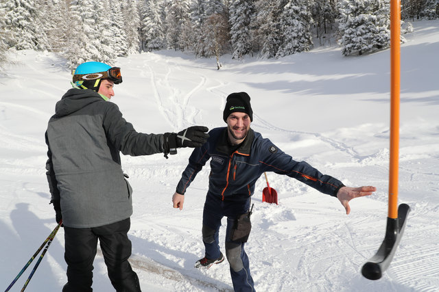 Große Freude über den ersten Saisontag ist dem Liftangestellten Roland Radauer ins Gesicht geschrieben. | Foto: Franz Neumayr