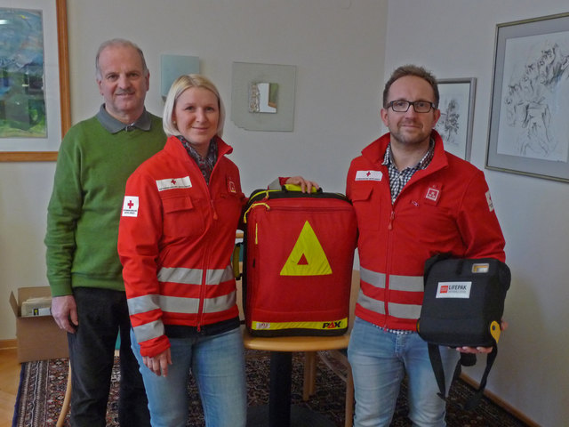 Bürgermeister Rupert Eder (links im Bild) freut sich über die neuen "First Responder" Evelin Loder und Christian Haslauer. | Foto: Österreichisches Rotes Kreuz