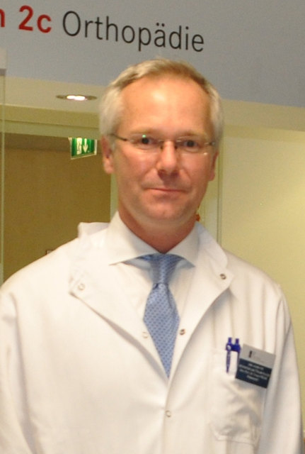 Primar Universitätsprofessor Thomas Freude informiert beim MINI MED Studium am 11. Jänner 2017 in der TriBühne Lehen über "Osteoporose".