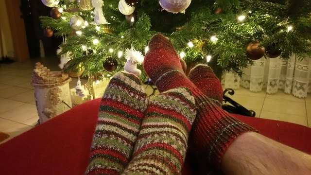 Kuschelige Weihnachten in selbstgestricketen Weihnachtssocken