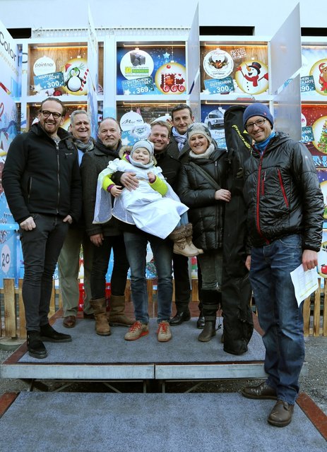 Bernhard Adelsberger, Herwig Pichler (beide SBS), Gerhard Schiechl (Color Drack), „Glücksengerl“ Amelie mit Rudi Tautermann (SBS), Bgm. Andreas Haitzer, Ski-Gewinnerin Martina Klammer und Markus Rosskopf (SBS).