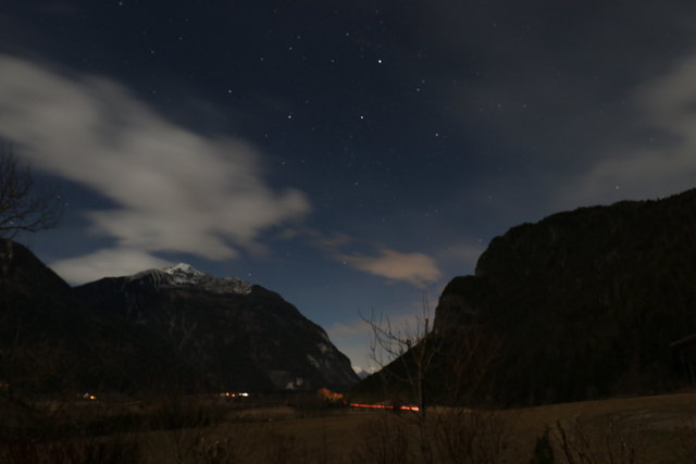 nachts beobachtet er vom Hochstadelgipfel das Tiroler Tor