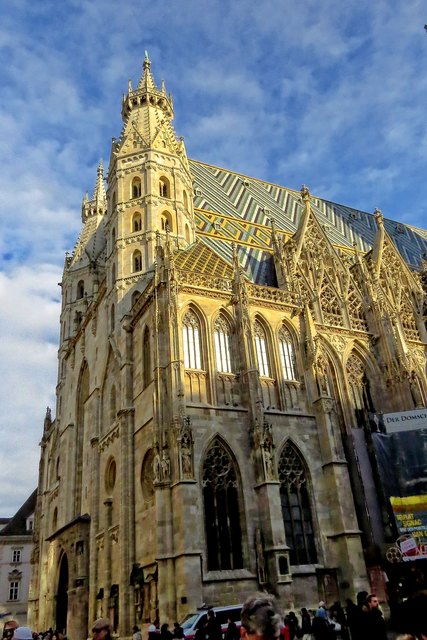 Wundervoll zeigt die Dezembersonne die feinsten Details am Stephansdom