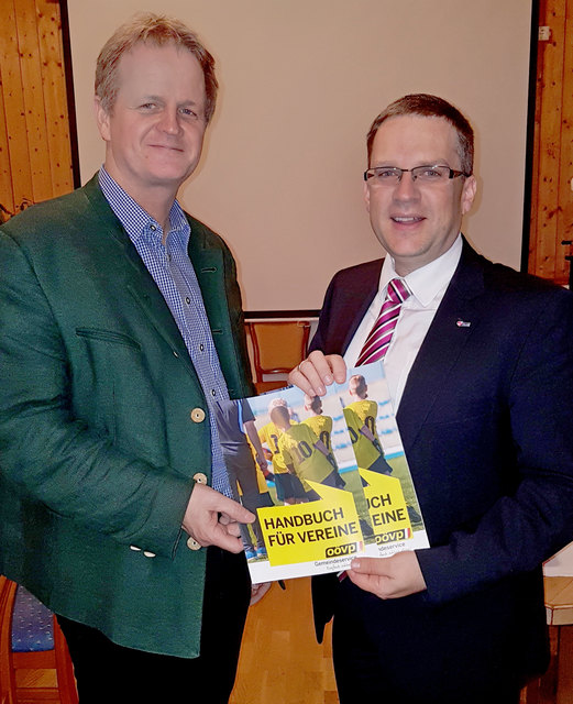 OÖVP Bezirksparteiobmann LAbg. Bgm. Jürgen Höckner mit Nationalrat August Wöginger mit dem Vereinshandbuch nach einer gemeinsamen Informationsveranstaltung.