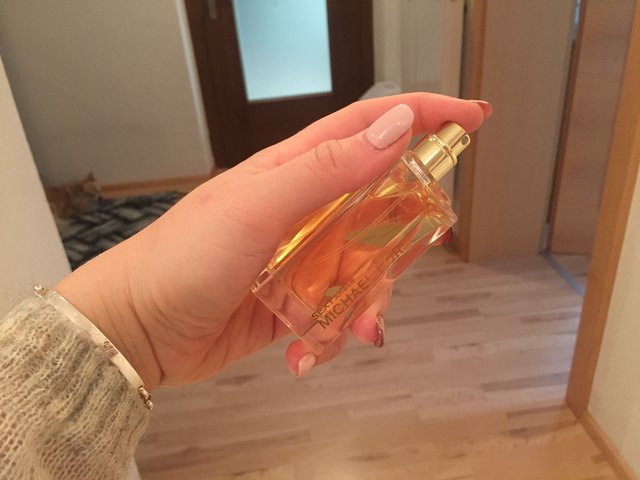 Weniger ist mehr, lautet die Devise! Denn wenn man es mit dem Parfum übertreibt, erzielt es die genau entgegengesetzte Wirkung und andere Menschen können sich gestört fühlen. Als Geruchsbelästigung kann das aber in den meisten Fällen nicht geltend gemacht werden.