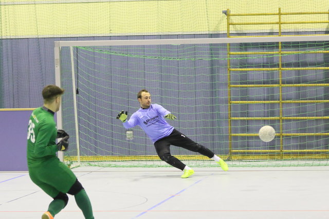 Spiel Viertelfinale St. Peter vs. Tüßling-Teising und Elferdrama. Hier hielt St. Peters Schlussmann Cinar Harun drei Torschüsse und schoss das entscheidende Siegtor zum 6:5-Endstand.