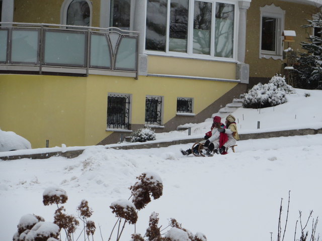 In Ertl kommen die Sternsinger heuer per Schlitten: Hier Victoria Kneil und Hanna Schlögelhofer