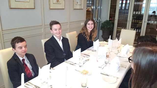 Florian Huber, Dominik Teuschl und Kathrin Sommer genießen die Unterrichtsstunde der anderen Art