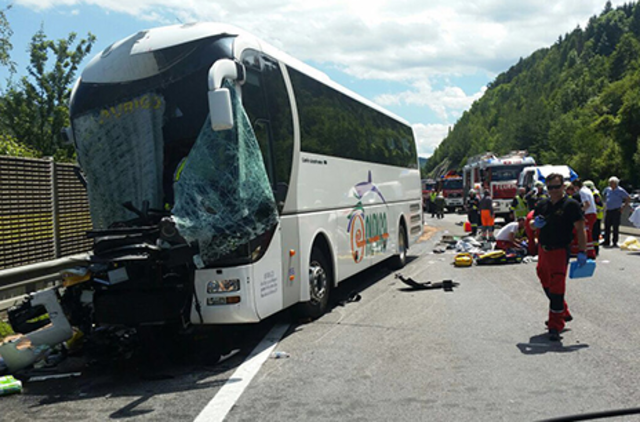 Der slowenische Reisebus wurde völlig demoliert.