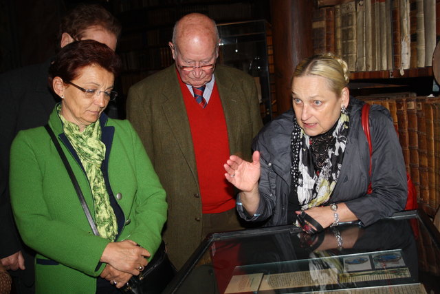 Dr. Elisabeth Brenner (rechts) erklärt die einzigartigen Tierdarstellungen im Kreuzgang des Stiftes Neuberg.
