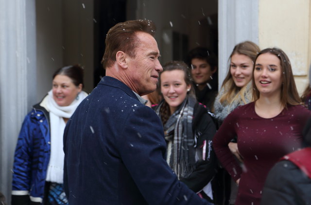 Arnold Schwarzenegger besuchte Stift Rein und plauderte im Stiftshof mit Schülern des Bundesgymnasiums | Foto: Höfler