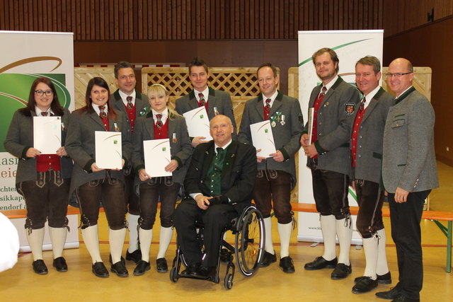 Die geehrten Musiker mit Bürgermeister Josef Haberl, Obmann Bernhard Posch (3.v.l.) dem neuen Kapellmeister Christopher Koller (3.v.r.), bisherigen Kapellmeister Herbert Maierhofer (2.v.r.) und Bezirksobmann Karl Hackl (1.v.r.).