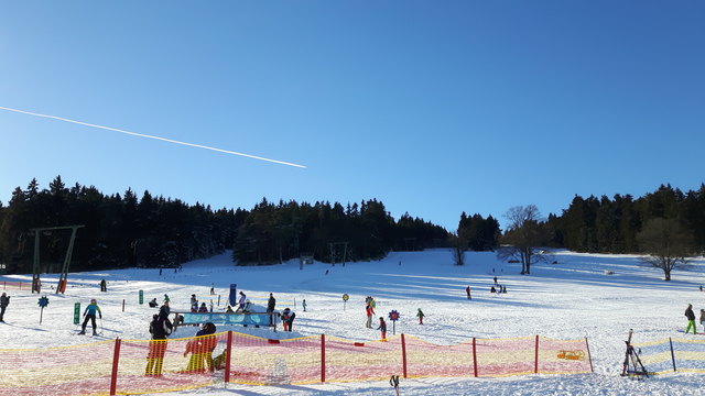 Schispaß für die ganze Familie in der Naturschnee Arena Viehberg