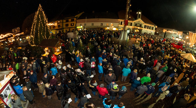 Menschen aus der ganzen Region kamen am 23. Dezember nach Kindberg, um an der Weihnachtsverlosung teilzunehmen.