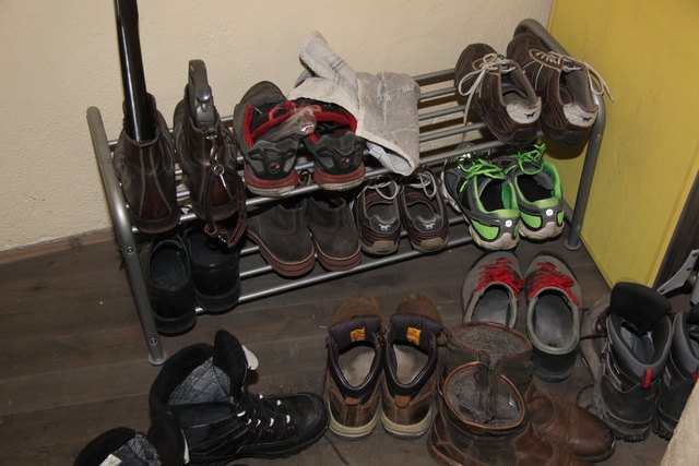 Was tun, wenn man sich durch Schuhe im Gang gestört fühlt? Matt: "Stiegenhäuser sind als Fluchtwege vorgesehen. Es darf dort also streng genommen nichts abgelegt werden. Wenn jemand dort Schuhe lagert, kann man ihn auffordern, die Schuhe in seiner Wohnung zu lagern." | Foto: Gstraunthaler