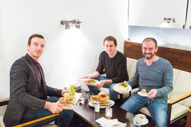 Wirtschafts-Talk zum Frühstück: Alexander Hojas (Mitte) und Tali Tormoche von ReBlock mit WOCHE-Redakteur Christoph Hofer