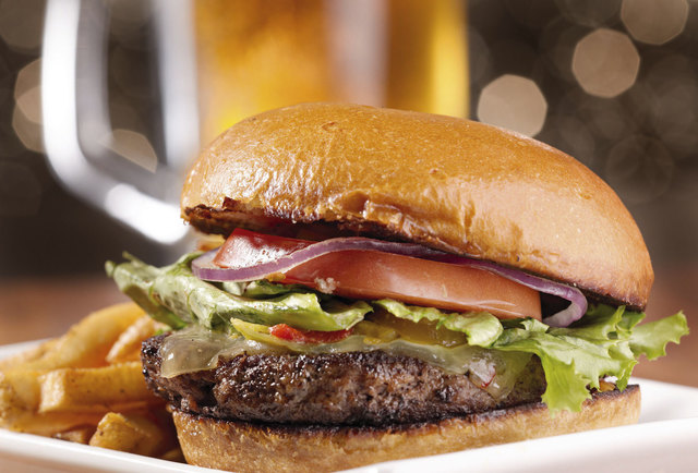 Ein New Year Burger ist im Genuss-Kalender ebenso zu finden wie ein Riesenschnitzel, Wein-Degustation oder Asia-Tage.