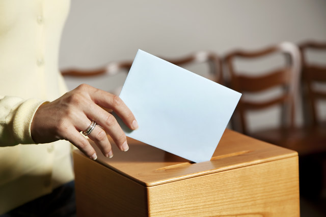 Neben der persönlichen Stimmabgabe vor Ort kann auch per Briefwahl gewählt werden.