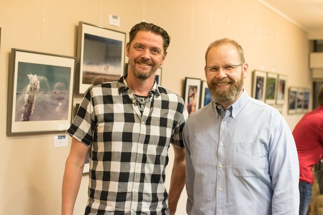 Morten Kirk Frederiksen, der Inhaber von Kirk’s Lounge & Gallery, mit Fotoclub-Obmann Michael Breschan (re.)