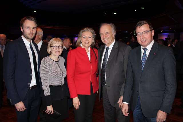 v.l.: Lorenz Wedl (Handelshaus Wedl), Dagmar Wresnik (Aufsichtsratsvorsitzende bfi Tirol), LR Patrizia Zoller-Frischauf, KommR Leopold Wedl, Alois Schellhorn (GF Handel WKT)