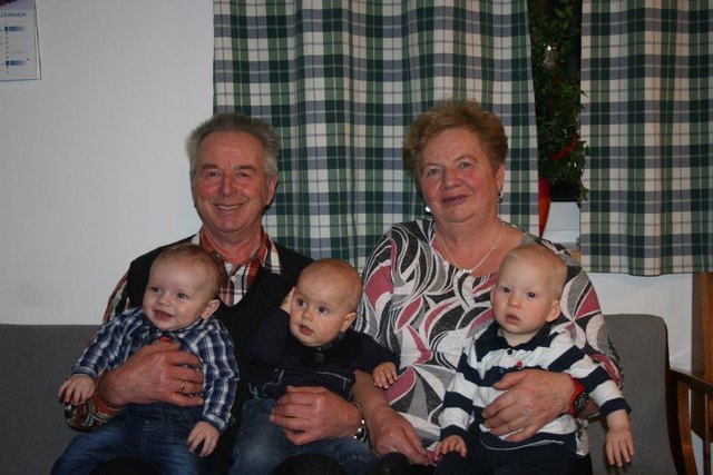 Anton und Marianne Hainzl mit ihren drei im Jahr 2016 geborenen Enkelsöhnen.