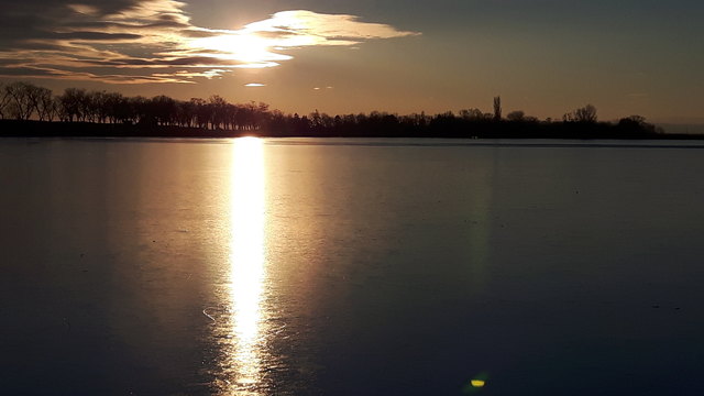 Sonnenuntergang am Zicksee beim eislaufen auf dem Zicksee