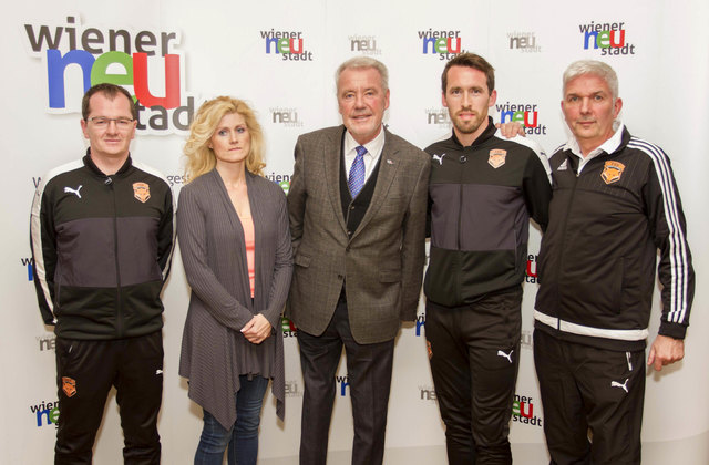 V.l.: Markus Karner (Fox Soccer Academy), Mag. Katja Putzenlechner, MSc, Bürgermeister Mag. Klaus Schneeberger, Christian Fuchs und Mag. Heinz Griesmayer (Sportlicher Leiter der Fox Soccer Academy).