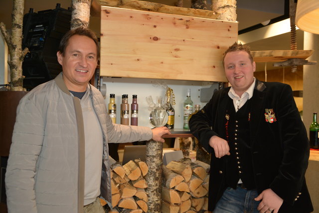 Alexander Hermann (li.) und Armin Juritsch heißen die Kunden im neuen Küchen- und Wohndesignstudio willkommen