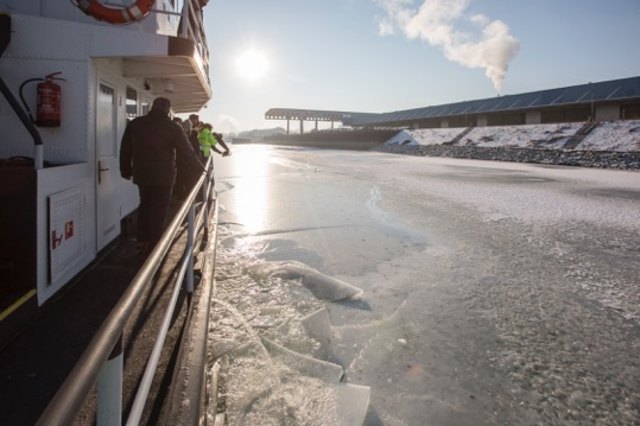 Weiß statt blau ist zur Zeit die Donau. Die 15 Zentimeter dicke Eisschicht muss vom Wiener Eisbrecher "MS Eisvogel" mühsam gebrochen werden.