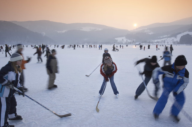 Eislaufen am Stubenbergsee: Der größte Eisteich des Landes ist ab sofort wieder in Betrieb.