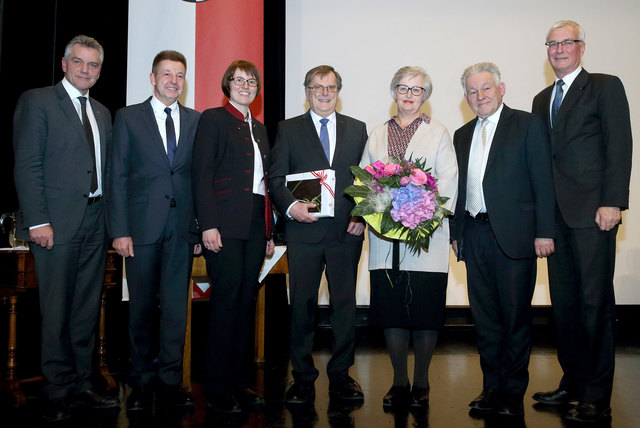 Landesamtsdirektor Erich Watzl, Rieder Bürgermeister Albert Ortig, Bezirkshauptfrau Yvonne Weidenholzer, Ex-Bezirkshauptmann Franz Pumberger mit Gattin, Landeshauptmann Josef Pühringer und Landesrat Elmar Podgorschek. | Foto: Kraml/Land OÖ