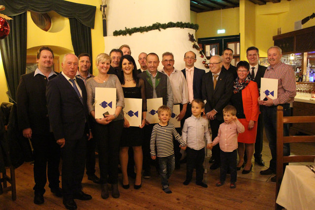 Elf Mitarbeiterinnen und Mitarbeiter mit bis zu 40-jähriger Firmenzugehörigkeit wurden im Rahmen der 70 Jahre Jubiläumsweihnachtsfeier im Kreise der Eigentümerfamilie und der beiden Geschäftsführer Andreas Eberhard und Christoph Riegler geehrt.