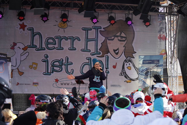 herrH begeistert die Kinder mit leicht verständlichen Texten, mitreißenden Melodien und witzigen Geschichten aus der Lebenswelt der Kleinen. | Foto: TVB Paznaun – Ischgl