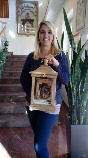 Diese schöne Laternenkrippe hat in Pischelsdorf ihr neues Zuhause gefunden.