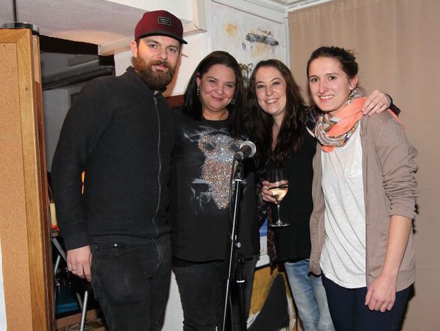 Die Poetry Slam-Organisatorinnen mit Patrick Salmen