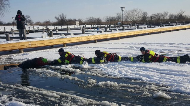 Eisrettungsübung der Wasserrettung Einsatzstelle Oggau mit den Feuerwehren aus Rust und Oggau