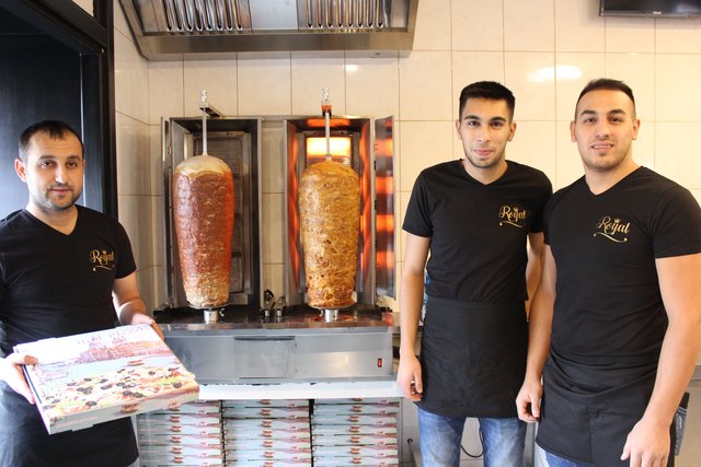 Das Team von Royal Pizzeria und Kebab in Leoben: Gökhan Akkus, Murat Aslan und Inhaber Garip Aslan (v.l.). | Foto: Bettina Thallmann