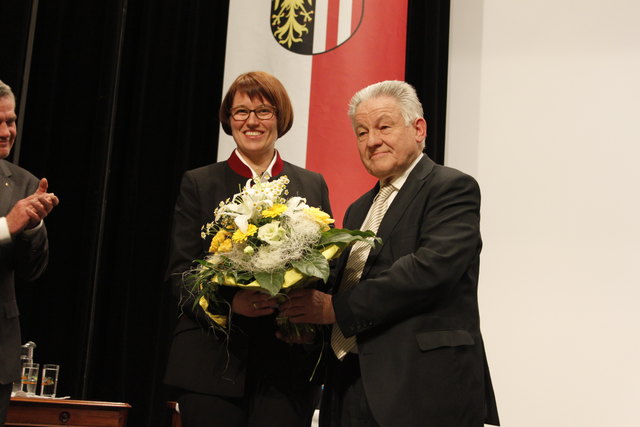 Bezirkshauptfrau Yvonne Weidenholzer mit Landeshauptmann Josef Pühringer.