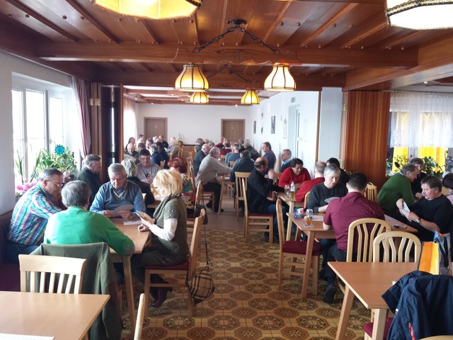 Teilnehmer aus 20 Gemeinden treffen sich beim Tarock-Cup