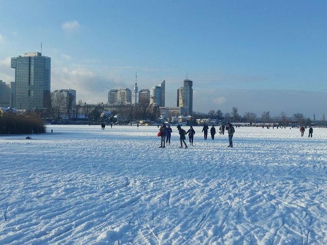 Die Alte Donau lockt derzeit viele Eisläufer an. Doch der Spaß am Eis kann auch gefährlich werden. | Foto: Stefan Schiman