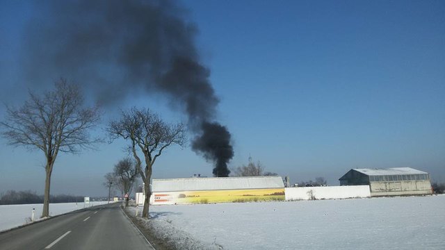 Schwarzer Rauch stieg bei der Kunststoffverwertung auf.