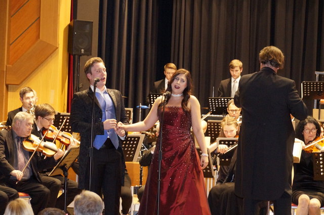 Im Duett: Sopranistin Corinna Koller und Adrian Häuslmann begleitet vom Städtischen Orchester.